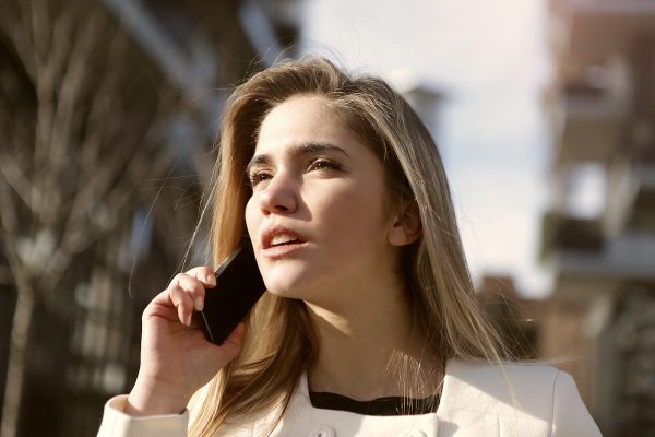 【NG 英文】打我手機不是 call my cell phone？7 個職場常用錯的「中式英文」
