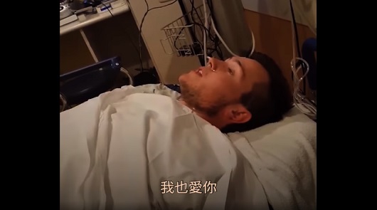 爸爸正在拍攝麻藥未退的兒子，護士進來後結果超尷尬...