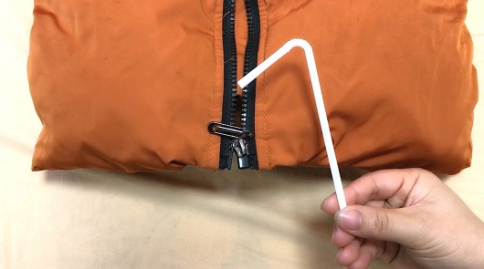 衣服拉鏈壞了，只需一根吸管就可以修好!
